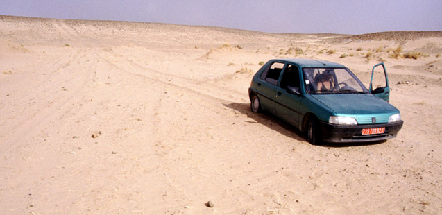 Une Peugeot ensablée 